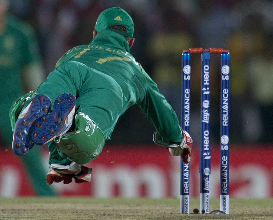 AB de Villiers dives to remove the bails to runout Sri Lanka's batsman Tillakaratne Dilshan