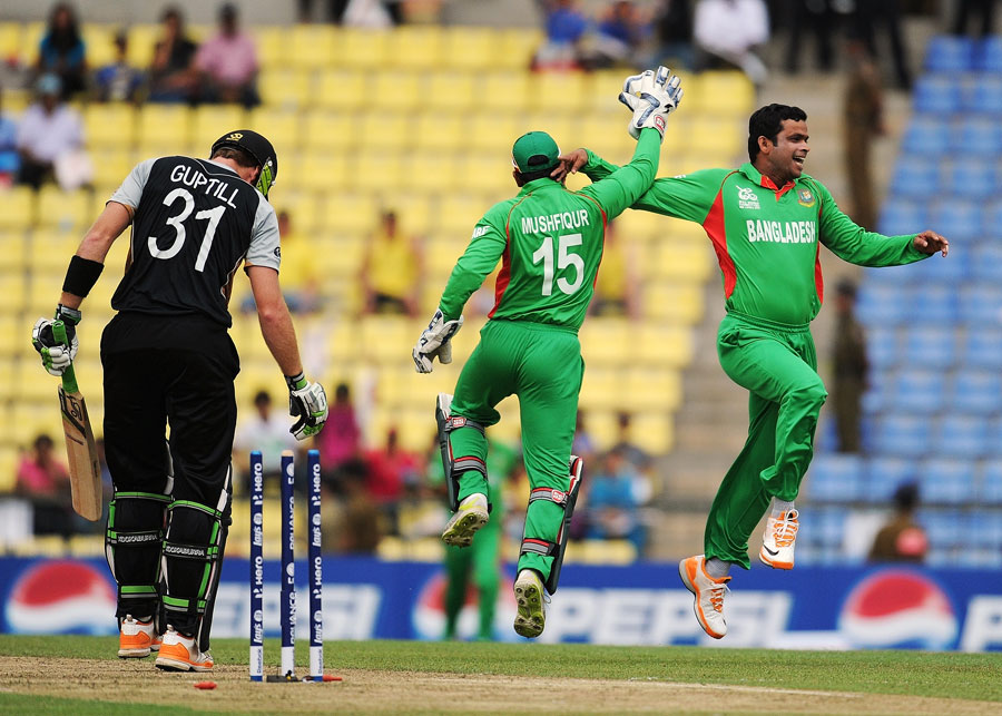 Abdur Razzak celebrates dismissing Martin Guptill, Bangladesh v New Zealand