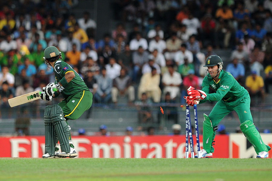 Mohammad Hafeez is stumped by AB de Villiers