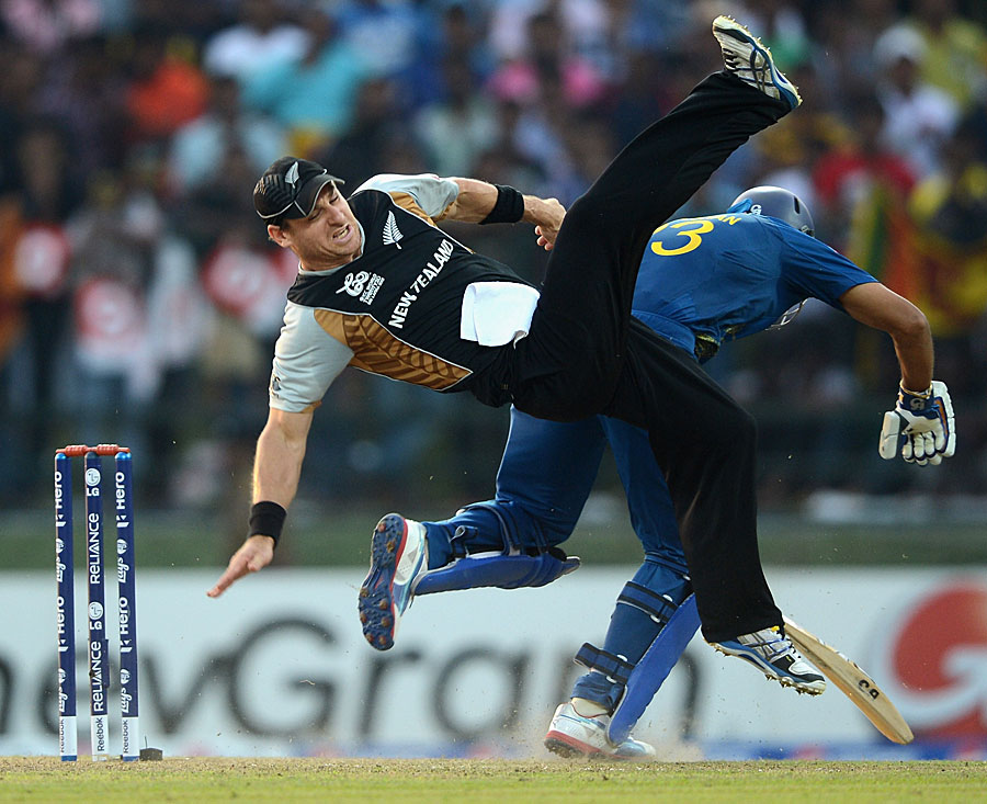 Nathan McCullum literally flips after colliding with Tillakaratne Dilshan