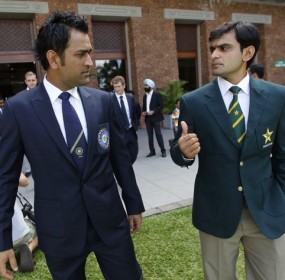 Pakistan's captain Mohammad Hafeez (R) and India's captain Mahendra Singh arrive for an official World Twenty 20 captains photograph with the Trophy in Colombo Pakistan's captain Mohammad Hafeez (R) and India's captain Mahendra Singh arrive for an official World Twenty 20 captains photograph with the Trophy in Colombo