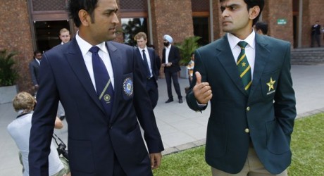 Pakistan's captain Mohammad Hafeez (R) and India's captain Mahendra Singh arrive for an official World Twenty 20 captains photograph with the Trophy in Colombo