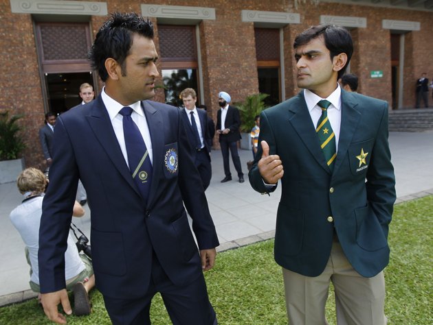 Pakistan's captain Mohammad Hafeez (R) and India's captain Mahendra Singh arrive for an official World Twenty 20 captains photograph with the Trophy in Colombo