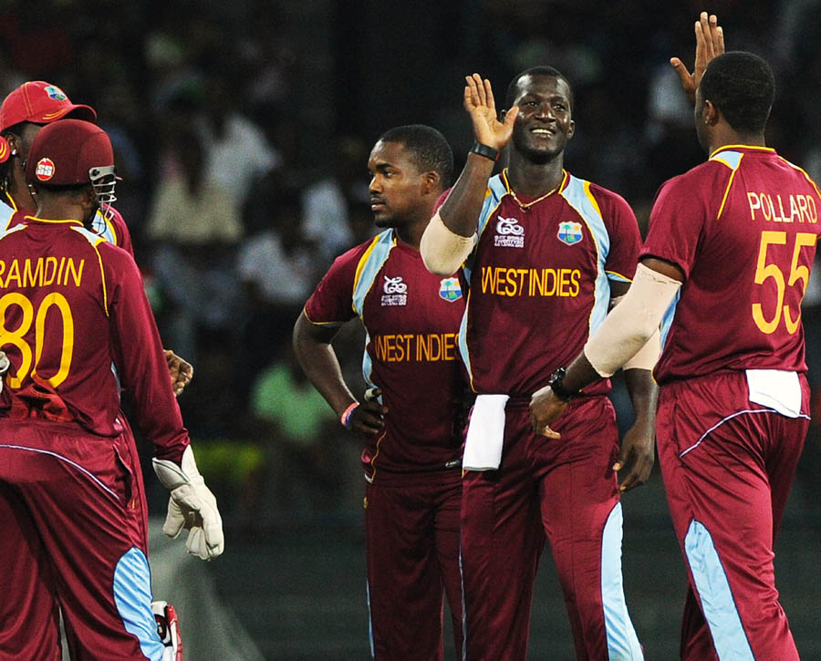 Darren Sammy (2R) celebrates after he dismissed Ireland cricketer Paul Stirling