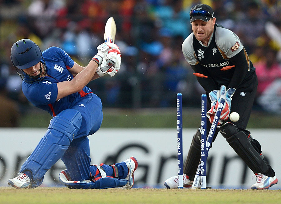 Craig Kieswetter slogs and loses his middle stump to Daniel Vettori