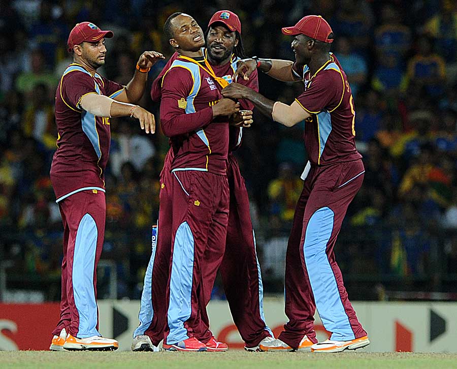 Marlon Samuels is mobbed by his team-mates, Sri Lanka v West Indies, final