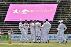 South Africa get together to celebrate a Jacques Kallis strike, South Africa v Pakistan, 1st Test, Johannesburg, 2nd day