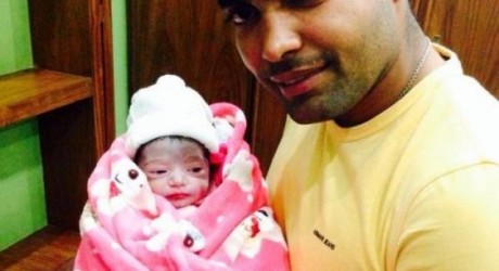 Umar Akmal Pictures with Daughter