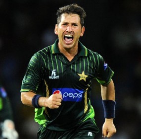 Pakistan-cricketer-Yasir-Shah-R-celebrates-after-dismissing