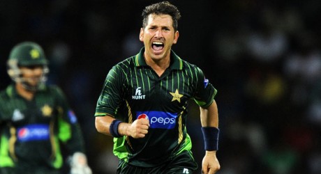 Pakistan-cricketer-Yasir-Shah-R-celebrates-after-dismissing
