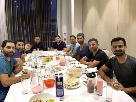 Shahid Afridi gave Iftar Dinner in England for Pakistani team