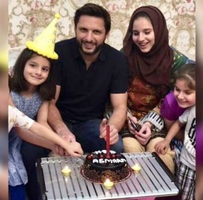 Shahid Afridi Celebrating Daughter Birthday
