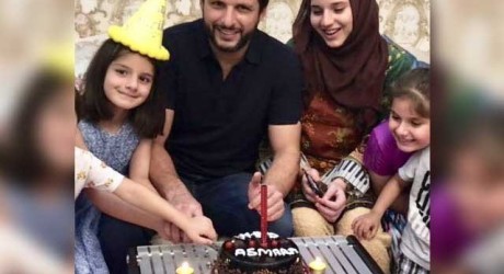 Shahid Afridi Celebrating Daughter Birthday